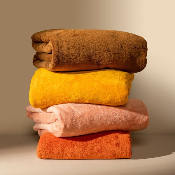 Stapel aus vier farbigen Frottierhandtüchern