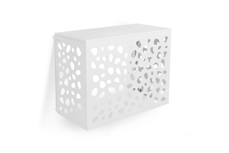 Weiße Wärmepumpenverkleidung mit Lochmuster