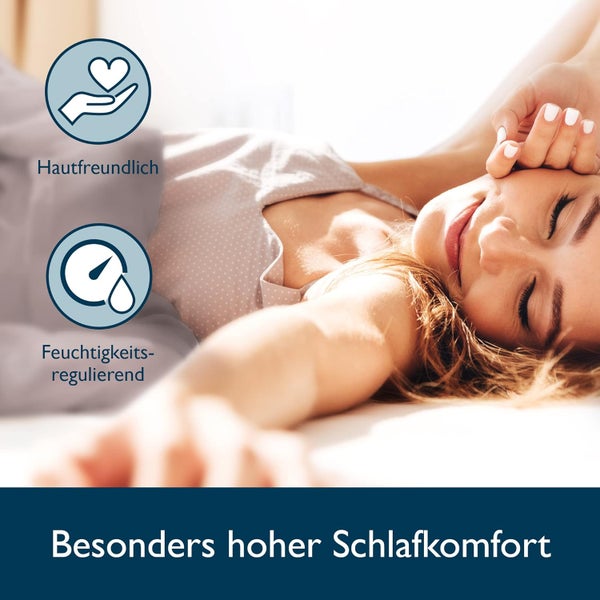 Frau schläft entspannt im Bett. Hautfreundlich und feuchtigkeitsregulierend. Text besonders hoher Schlafkomfort.