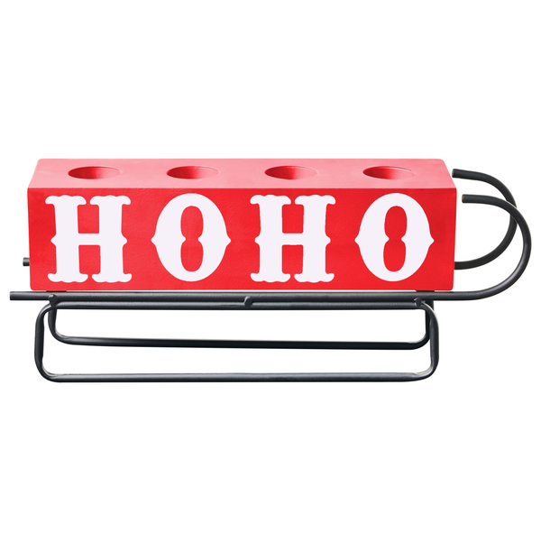 Roter Kerzenständer in Schlittenform aus Holz und Metall mit Aufschrift HO HO für vier Kerzen.