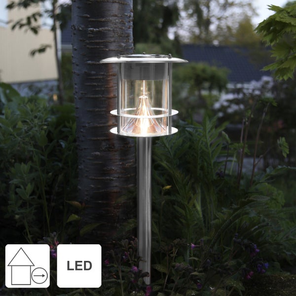 Dekorative Szene mit Papierstern auf einem Holzstuhl, neben einem Spiegel, Kerzen und Eukalyptus