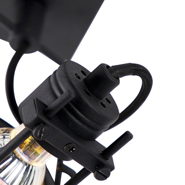 Detailaufnahme einer schwarzen Deckenleuchte mit Lampe und Kabel.