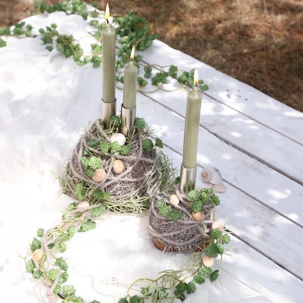 Dekorative Kerzenständer mit Kerzen auf einem Tisch