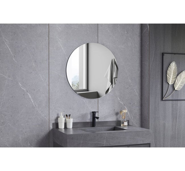 Modernes Badezimmer mit rundem Spiegel, Waschbecken und Armatur