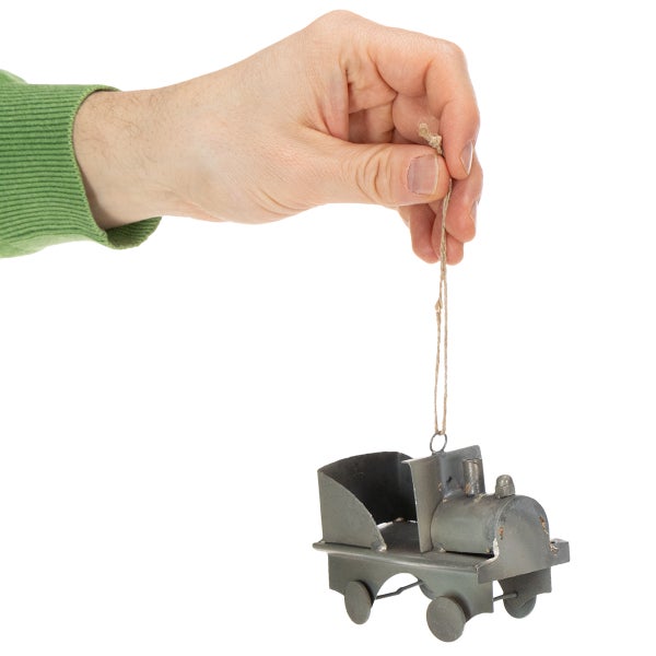 Hand hält Zug-Christbaumschmuck aus Metall