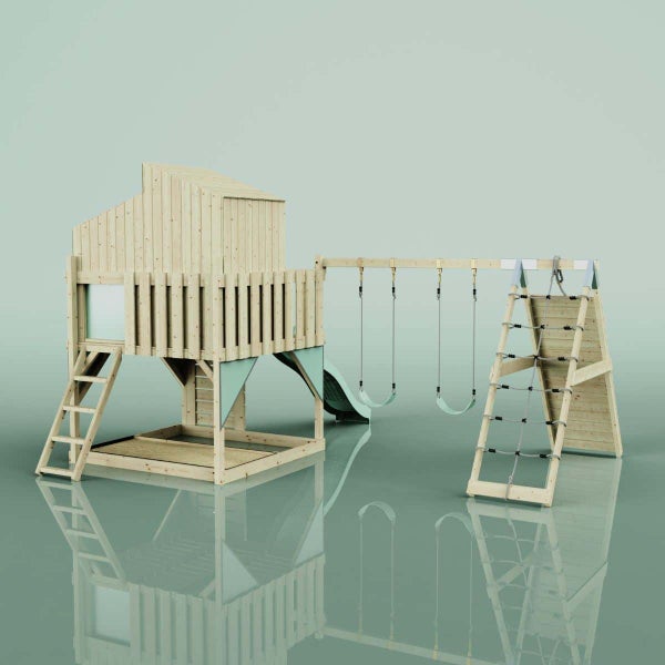 Spielturm aus Holz mit Spielhaus, Rutsche, zwei Schaukeln, Kletternetz und Sandkasten.