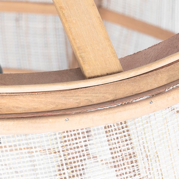 Detailansicht eines Lampenschirms aus Holz und textilem Geflecht