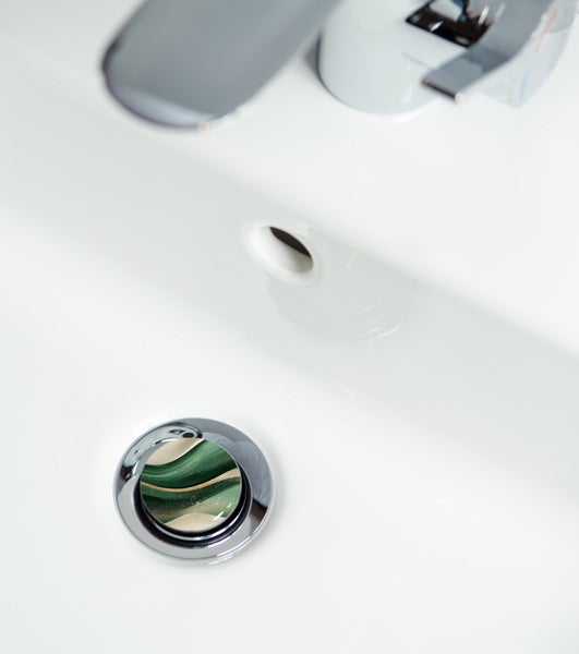 Waschbecken mit Ablaufgarnitur und farbigem Einsatz