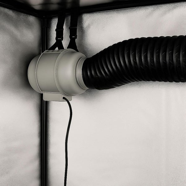 Rohrventilator mit flexiblem Abluftschlauch und Befestigungsgurten in einer Growbox montiert.