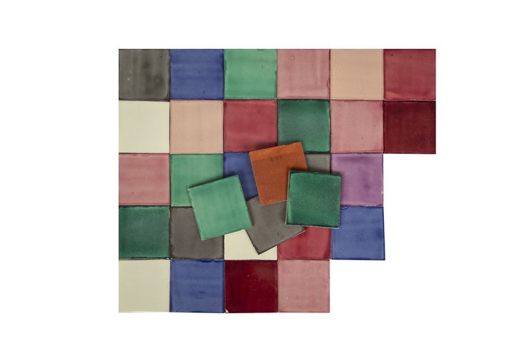 Quadratische Keramikfliesen in verschiedenen Farben