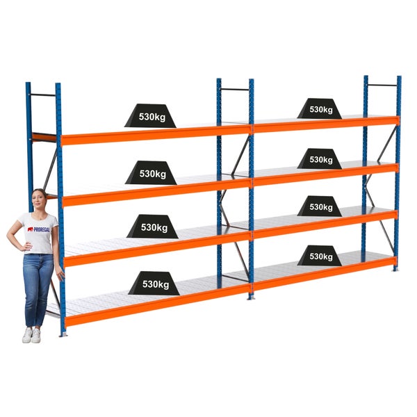 Lagerregal mit mehreren Ebenen und einer Frau, die daneben steht, jede Ebene ist mit 530 Kilogramm belastbar
