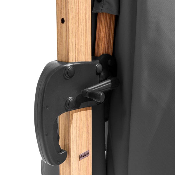 Sonnenschirm-Kurbelmechanismus an einem Holzpfosten mit Oviala Logo.