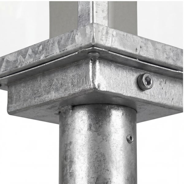 Detail einer verzinkten Metallpfostenverbindung mit einer quadratischen Halterung und Inbusschrauben.
