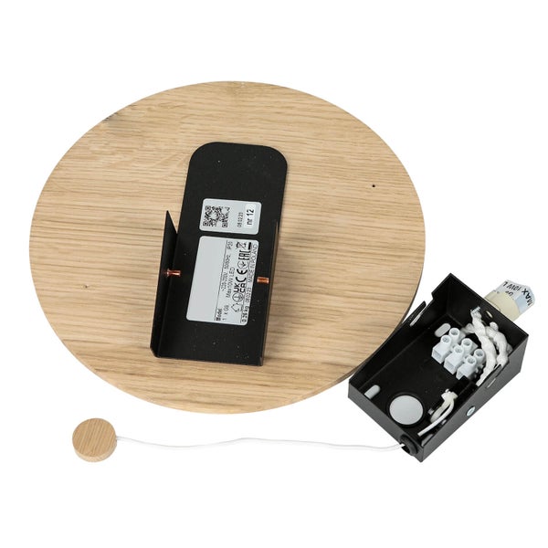 Innenansicht einer Wandleuchte mit Holzeffekt-Rückseite und Verkabelung