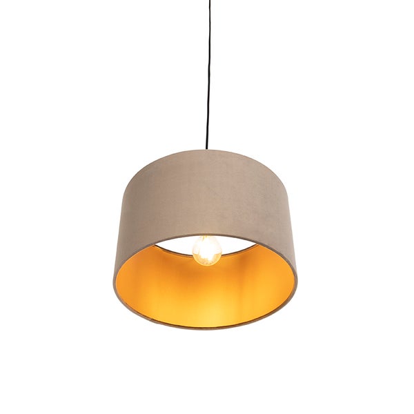 Hängeleuchte mit grauem Stoffschirm, goldener Innenseite und einem Leuchtmittel.