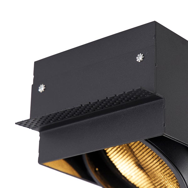 Detailansicht einer rechteckigen Außenleuchte aus schwarzem Metall mit perforierter Leiste und strukturiertem Reflektor.