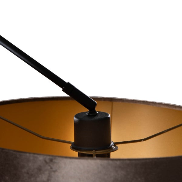 Detailaufnahme einer Lampe mit Lampenschirm