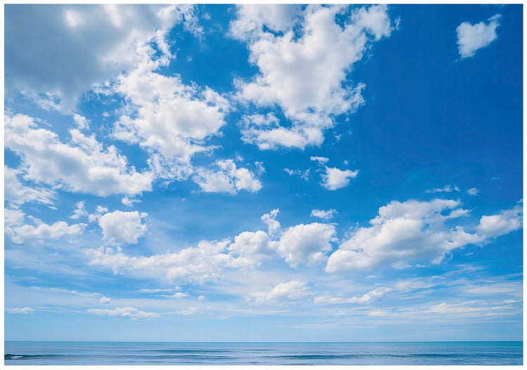 Ein weiter Himmel mit Wolken über dem Meer.