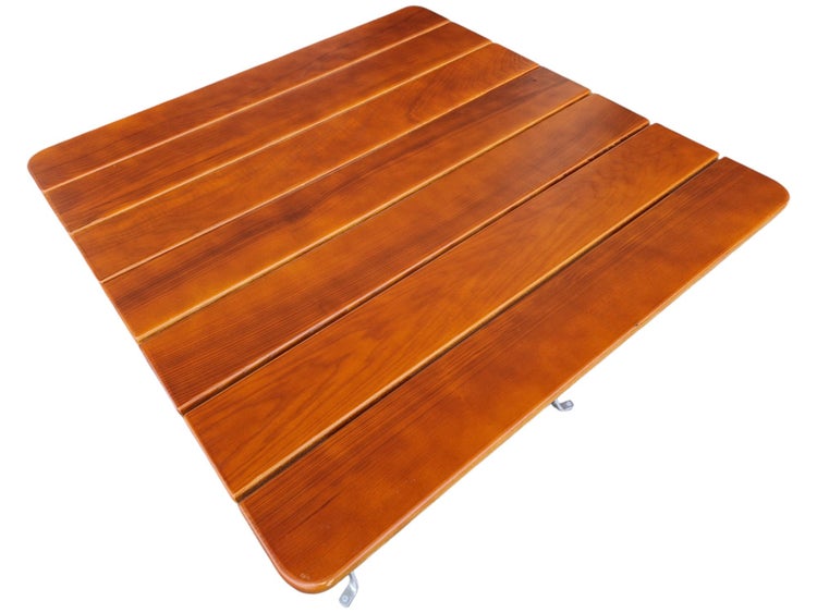 Quadratische Tischplatte aus Holzlamellen mit abgerundeten Ecken.