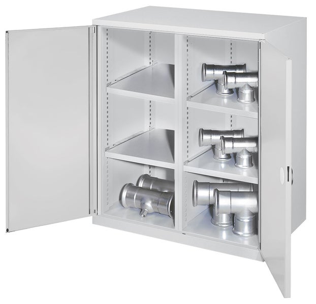 Stahlschrank mit Regalböden und Rohrfittingen
