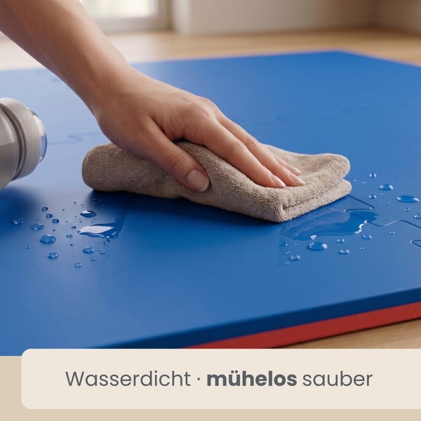 Hand wischt Wasser von einer wasserdichten, leicht zu reinigenden Bodenschutzmatte.