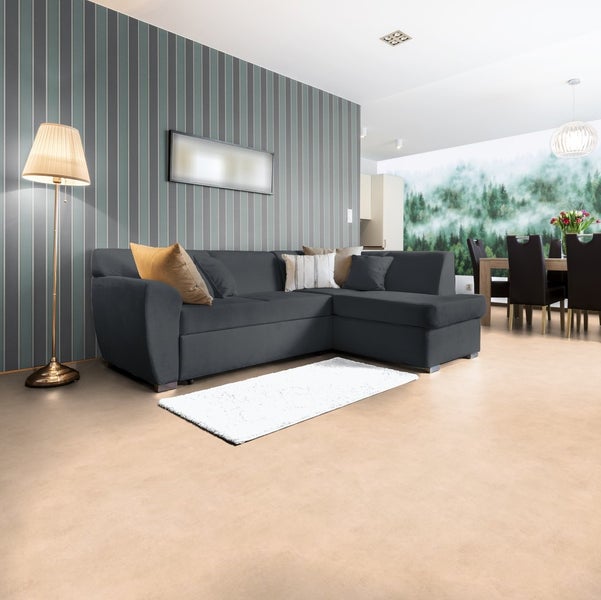 Wohnzimmer mit grauer Eckcouch, Stehlampe und Esstisch