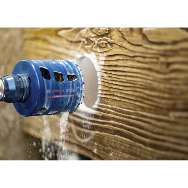 Bosch Expert Lochsäge beim Bohren eines Lochs in Holz