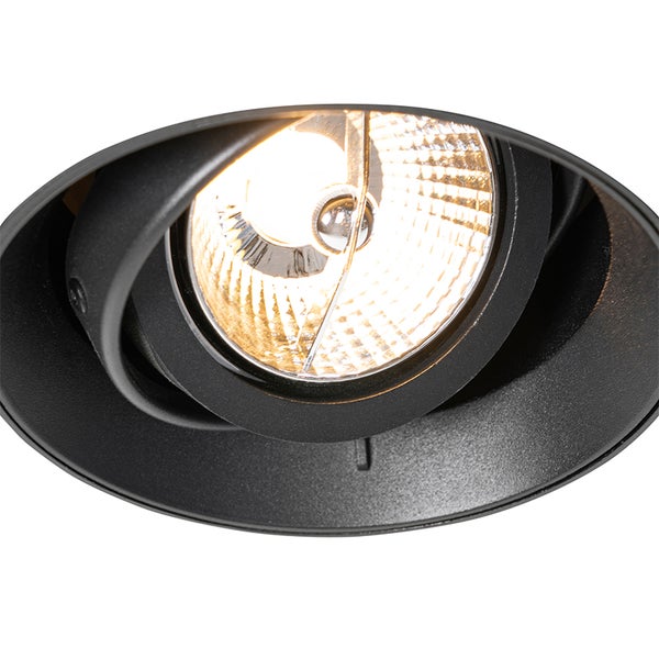Schwenkbarer Einbaustrahler in Schwarz matt mit eingeschalteter Lichtquelle.