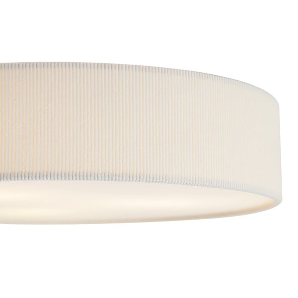Runde Deckenleuchte mit fein geripptem Stoffschirm und diffuser Lichtabstrahlung.