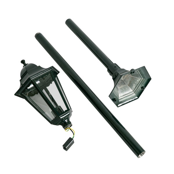 Außenleuchte Set bestehend aus Laternenkopf, zwei Masten und einem Standfuß im klassischen Design aus dunkelgrünem Metall und Glas.