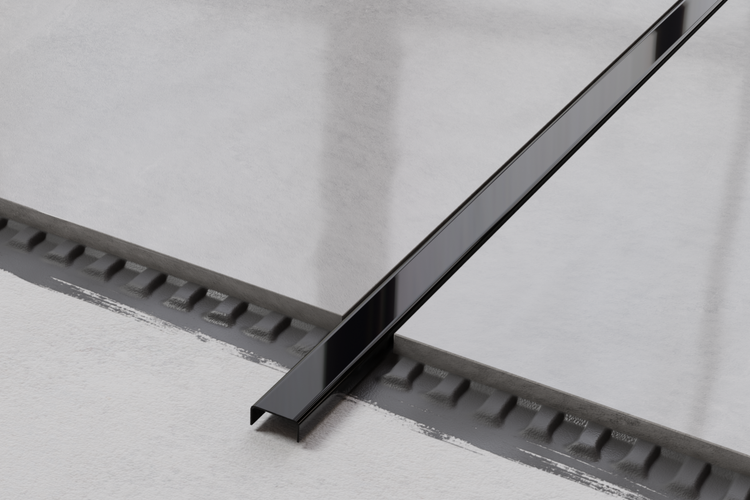 Detailaufnahme einer Duschrinne mit Fliesen im Badezimmer