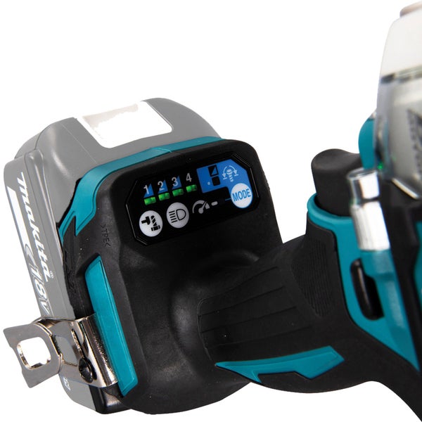 Makita Logo auf einem Akku-Schlagschrauber mit digitaler Anzeige