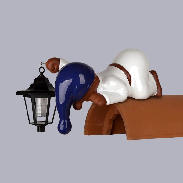 Firstfigur schlafender Zwerg auf Firstziegel mit Solarlaterne, wetterfeste Dachdekoration aus Keramik.