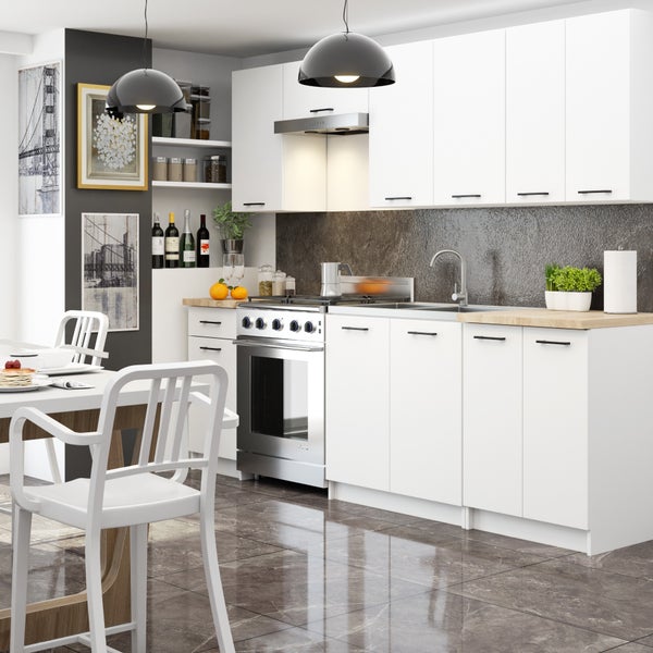 Moderne Küche mit weißen Schränken, Edelstahlofen und Esstisch mit Stühlen