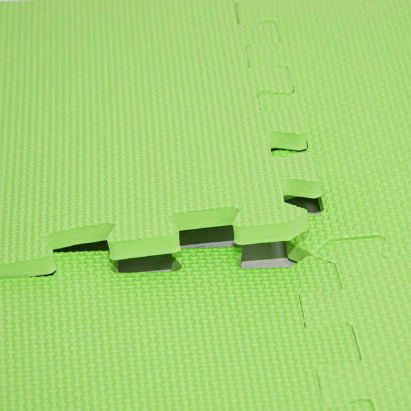 Grüne Bodenmatten aus Schaumstoff mit strukturierter Oberfläche und ineinandergreifenden Puzzle-Kanten.