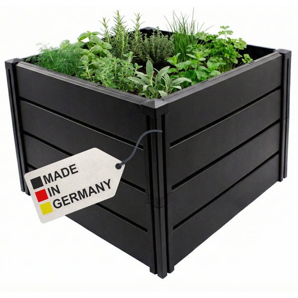 Quadratisches Hochbeet aus Kunststoff bepflanzt mit verschiedenen Kräutern und Etikett mit Herkunftsnachweis Made in Germany.