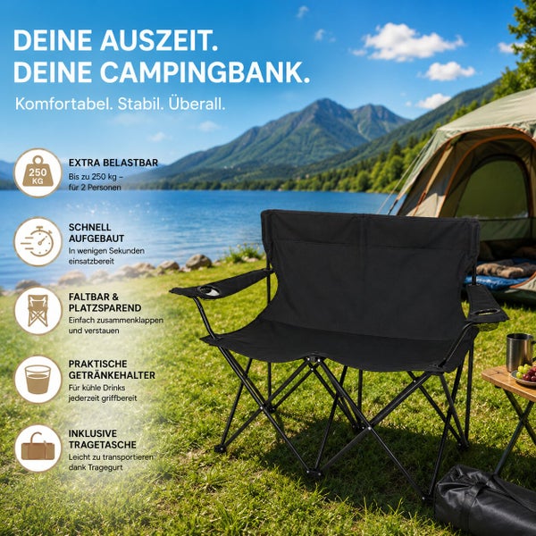 Faltbare Campingbank für zwei Personen mit Getränkehaltern und Tragetasche vor einer Berglandschaft am See.