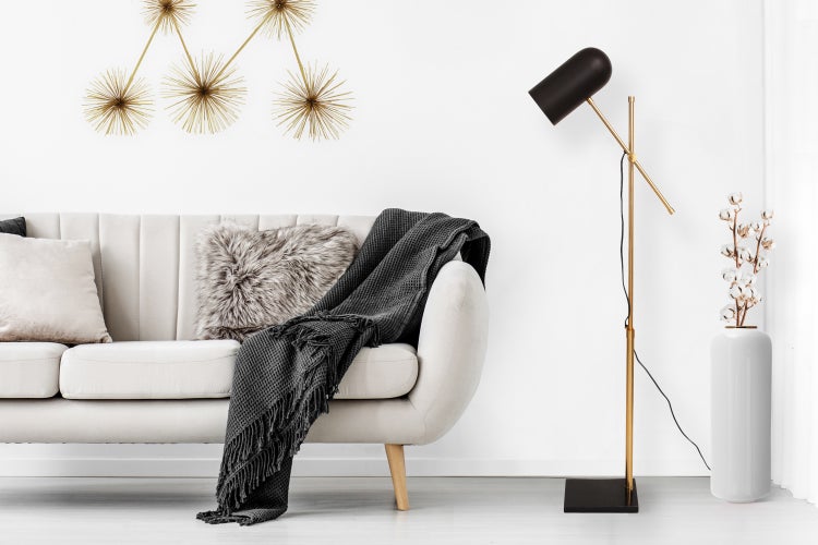 Stehleuchte mit verstellbarem Lampenkopf und Metallgestell