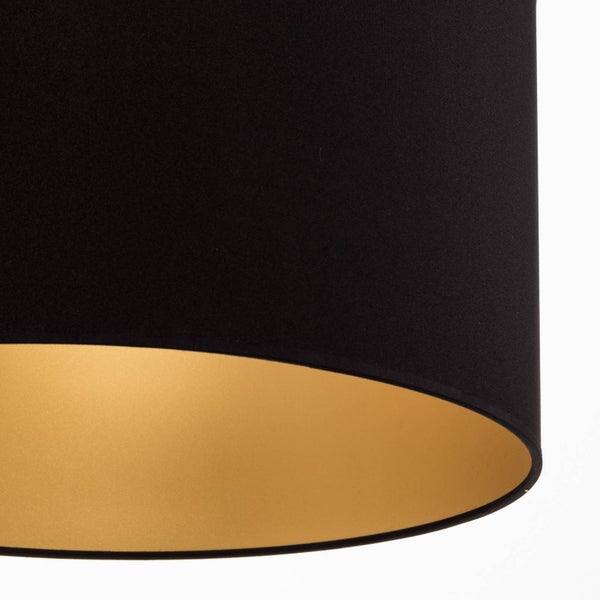 Detailansicht eines zylindrischen Lampenschirms aus schwarzem Textil mit goldener Innenseite.