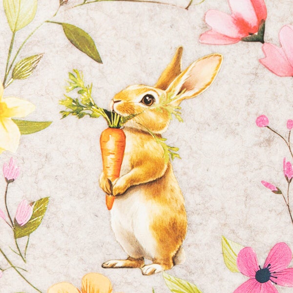 Oster-Serviette mit Motiv eines Hasen, der eine Karotte hält, umgeben von floralen Illustrationen für die Tischdekoration.