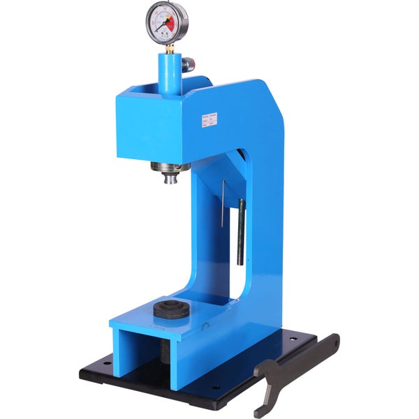 Szene mit einem runden Tisch, Geschirr und einer geometrischen Pendelleuchte