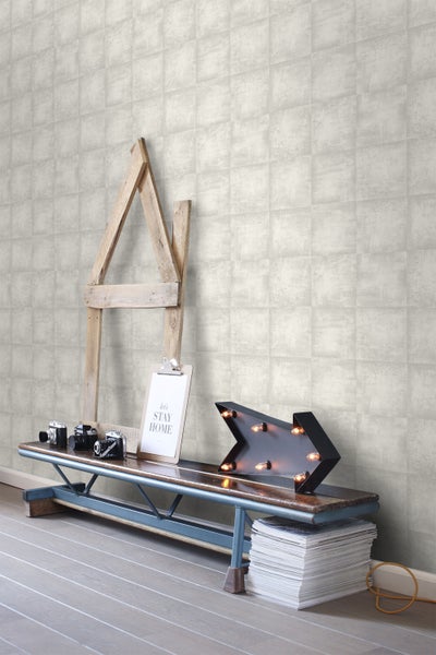 Wandgestaltung mit Fliesenoptik Tapete, Regal mit Deko-Elementen und Sitzbank.
