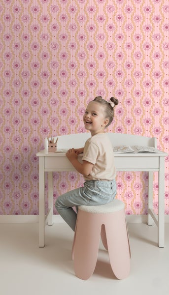 Kinderzimmer mit Mustertapete, Kinderschreibtisch und Hocker