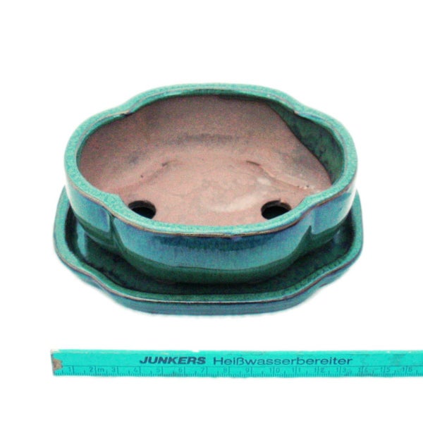 Drei geflochtene Erntekörbe in verschiedenen Größen, einer gefüllt mit Äpfeln