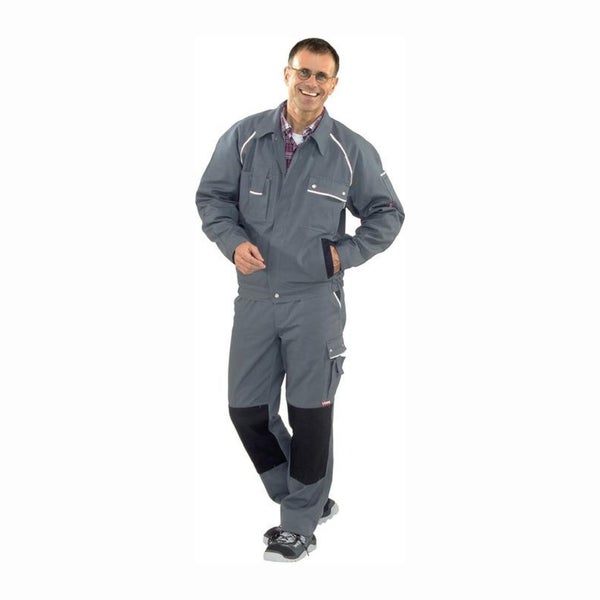 Graue Arbeitskombination aus Jacke und Hose mit schwarzen Kniebesätzen und reflektierenden Details an einem Mann.