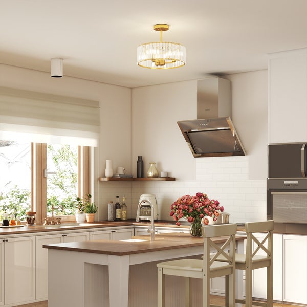 Helle Küche mit Kücheninsel, Dunstabzugshaube und runder Deckenleuchte