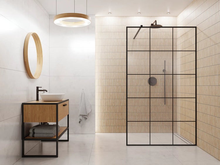 Helles Badezimmer mit Dusche, Waschtisch und Spiegel