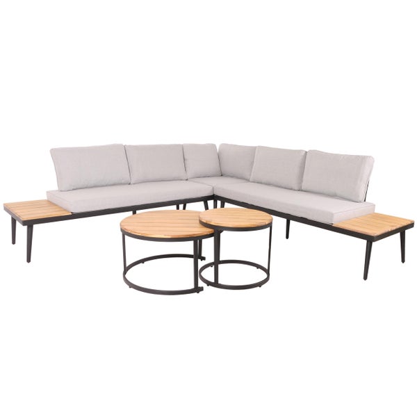 Eck-Gartenlounge-Set mit grauen Polstern, integrierten Holztischen und zwei runden Couchtischen mit Holzplatte und Metallgestell.