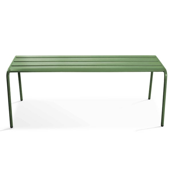 Grüne Gartenbank aus Metall mit Längslatten und geschwungenen Beinen.