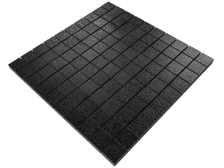 Quadratisches Mosaikfliesen-Netz in Schwarz mit strukturierter Oberfläche.